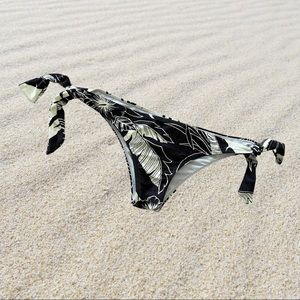 Billabong Women’s Maui Biarritz Bikini bottoms~ black & white print~ SIZE L~ NWT